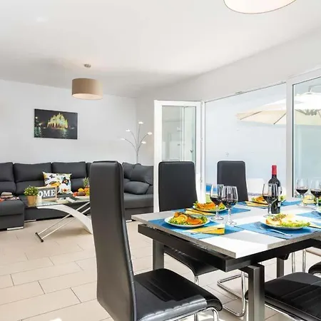 Playa De Fanabe Sleeps 8 With Pool Air Con And Wifi * أذيخي