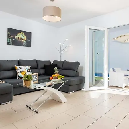 Playa De Fanabe Sleeps 8 With Pool Air Con And Wifi Vila